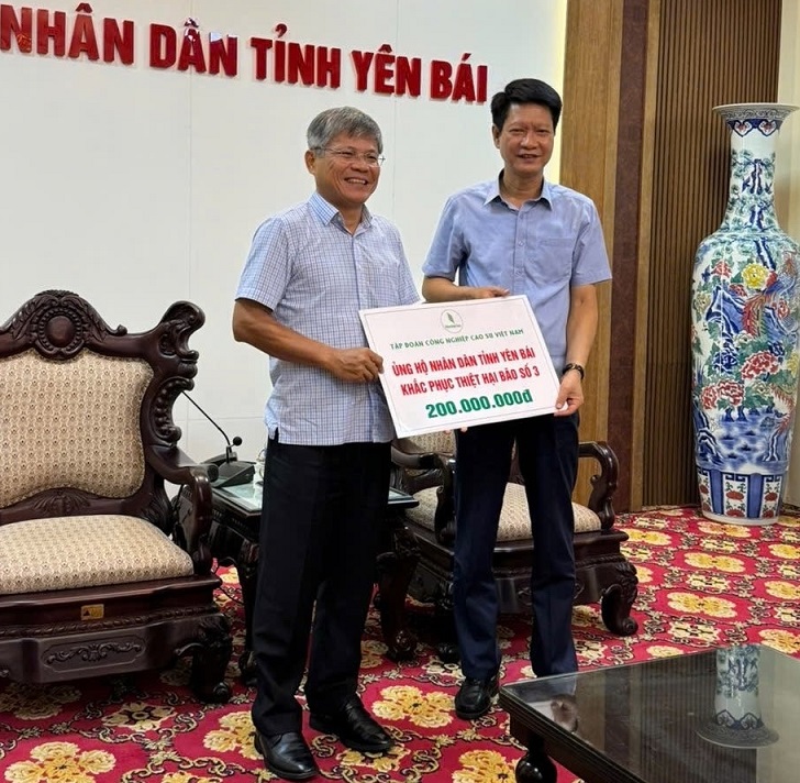 Lãnh đạo VRG thăm, trao hỗ trợ các công ty cao su và địa phương khắc phục thiệt hại bão số 3